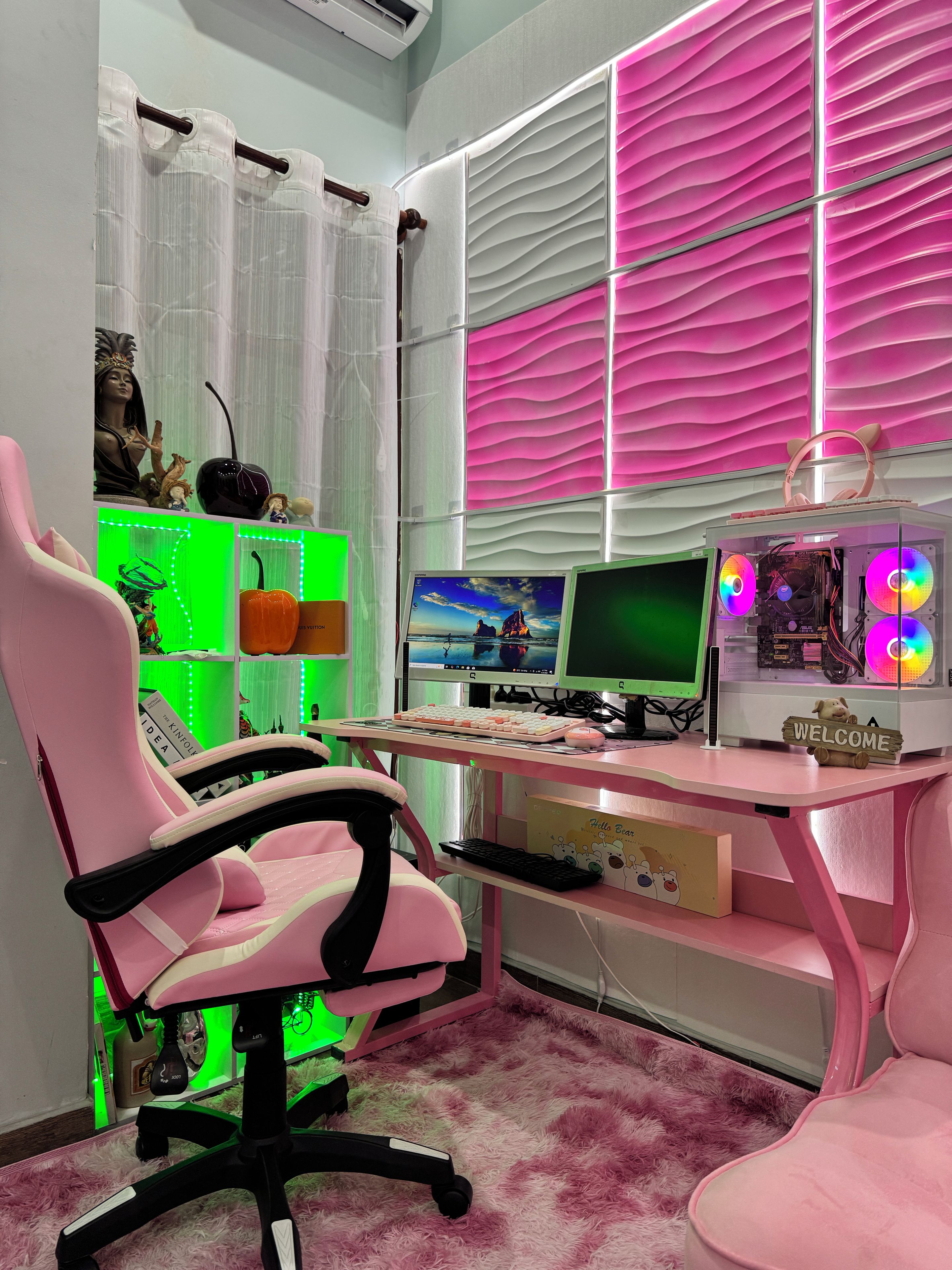 Ein Zimmer mit einem pinkfarbenen Gaming-Stuhl, einem Schreibtisch mit Computerarbeitsplatz und einem weichen, pinkfarbenen Teppich.