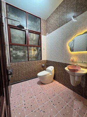 Estudio de lujo, balcón | Baño