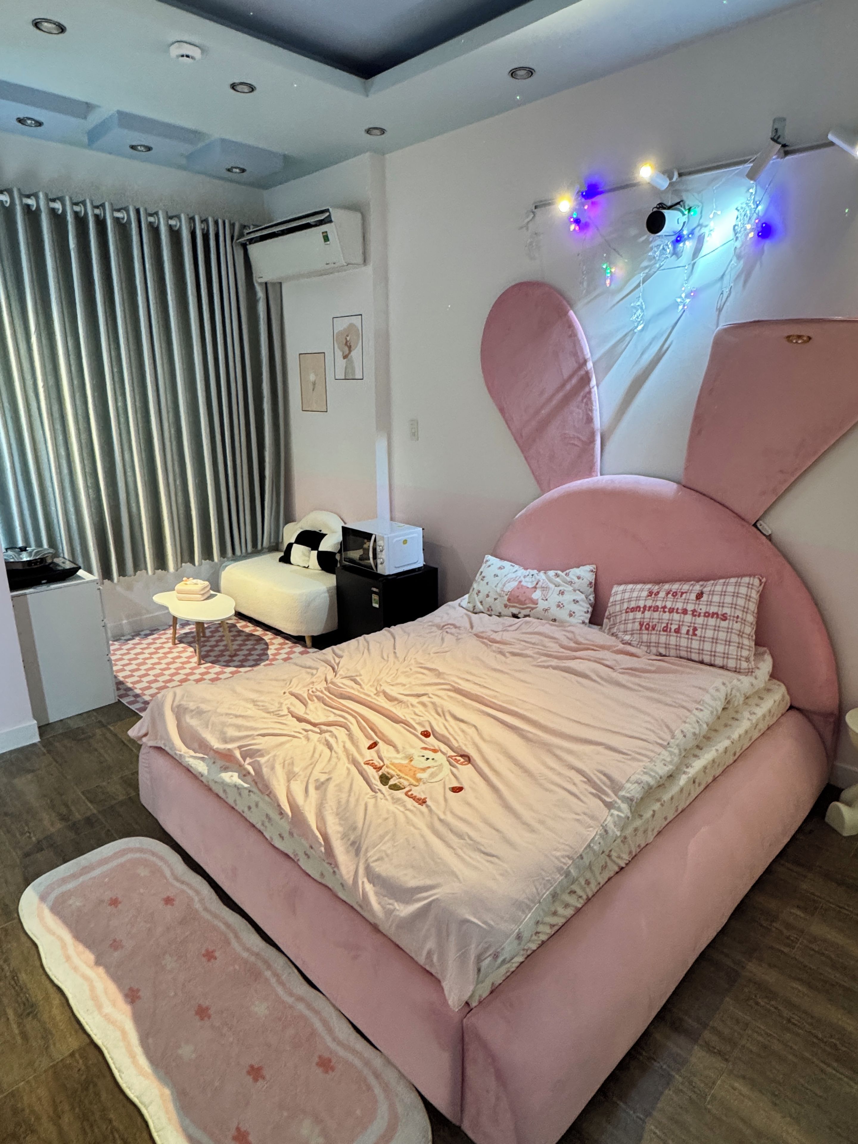 Un dormitorio con una cama grande, una mesita de noche, una silla y un radiador.