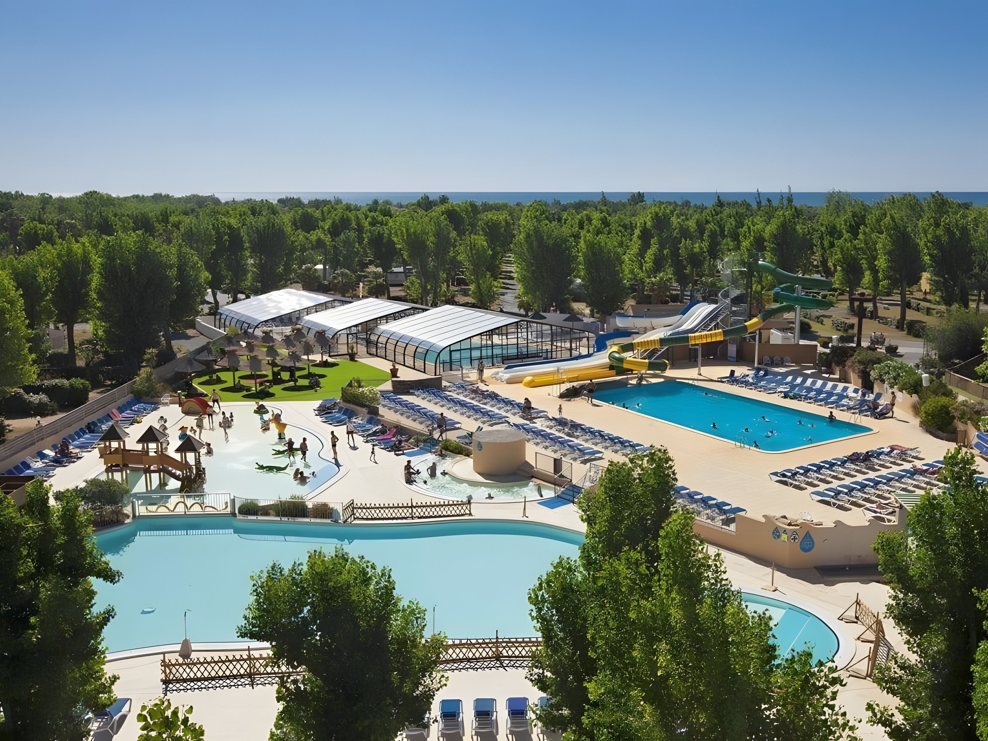 Een resort met meerdere zwembaden, een waterpark en comfortabele zitgedeeltes.