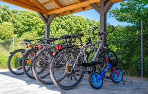 Ein überdachter Fahrradparkplatz mit mehreren Fahrrädern.