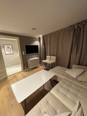 Unclassified image, 5 of 11, button - Luxury 2-bedroom cinema apartment in peaceful Soereidgrend (Soereidgrend)
