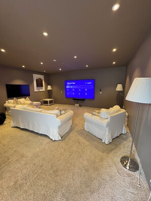Unclassified image, 4 of 11, button - Luxury 2-bedroom cinema apartment in peaceful Soereidgrend (Soereidgrend)