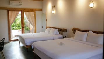 Habitación de hotel con dos camas, techo de madera, un espejo grande y vistas a zonas verdes.
