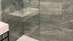 Phòng Superior, ban công | Phòng tắm | Buồng tắm vòi sen, máy sấy tóc, dép đi trong nhà, khăn tắm 