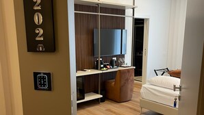 Phòng 4 Deluxe, ban công | Két bảo mật tại phòng, màn/rèm cản sáng, phòng cách âm 