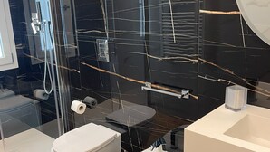 Phòng Tiêu chuẩn, quang cảnh thành phố | Phòng tắm | Buồng tắm vòi sen, máy sấy tóc, dép đi trong nhà, khăn tắm 