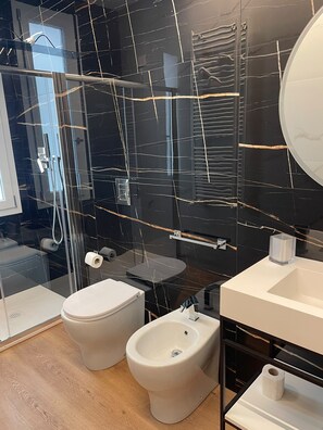 Rom – standard, byutsikt | Bad | Dusj, hårføner, tøfler og håndklær