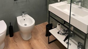 Phòng Superior, ban công | Phòng tắm | Buồng tắm vòi sen, máy sấy tóc, dép đi trong nhà, khăn tắm 