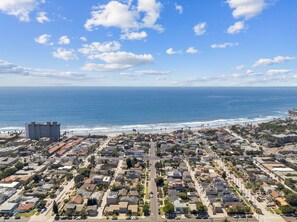 A coastal residential area with a clear view of the ocean and a distant beach. - Pacific Coast Charm | Walk to beach, Location, AC (San Diego)