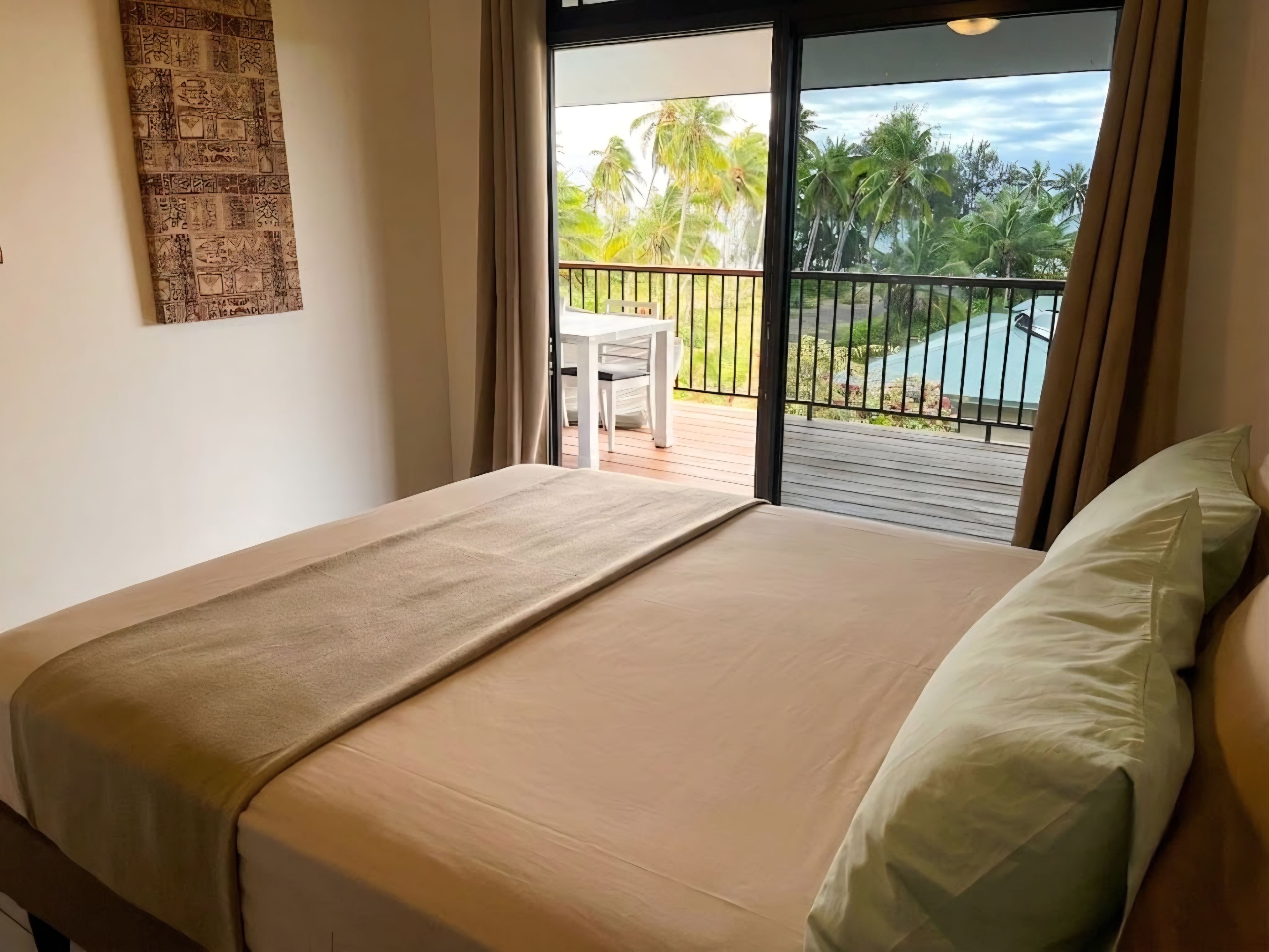 4 bedrooms, desk, WiFi (free), bed sheets