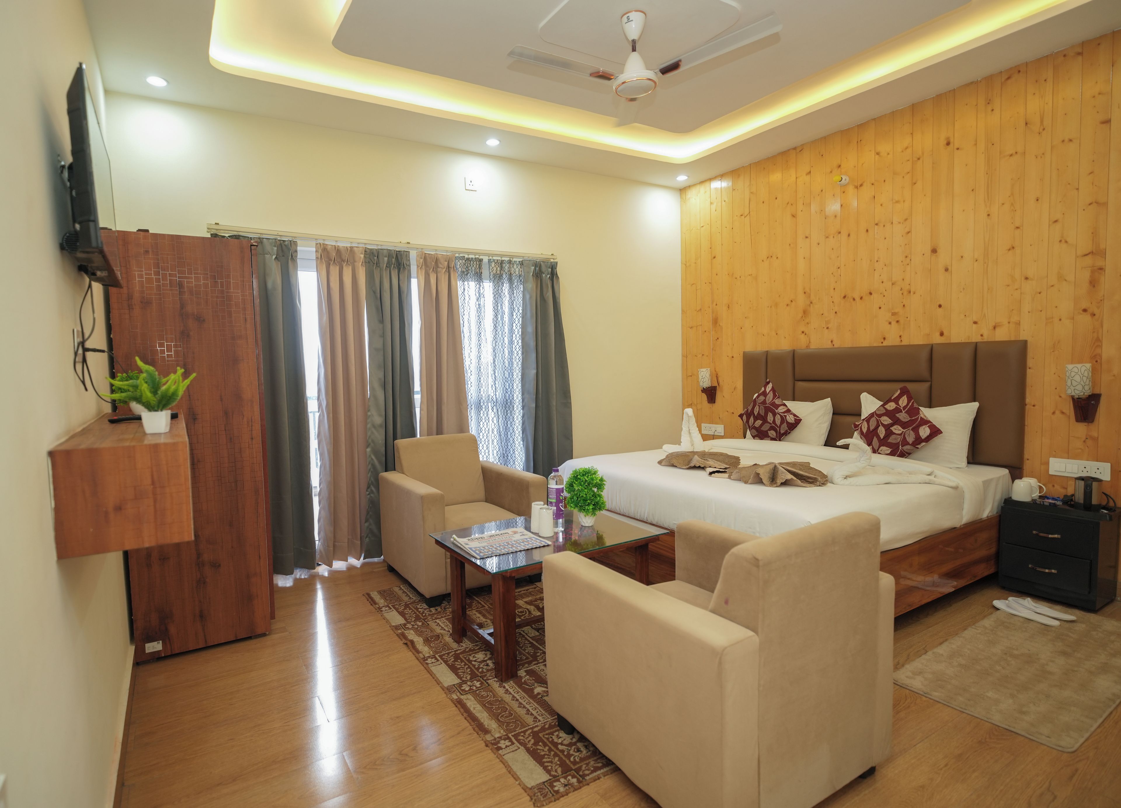 Una habitación de hotel moderna con cama, escritorio, silla y televisión.