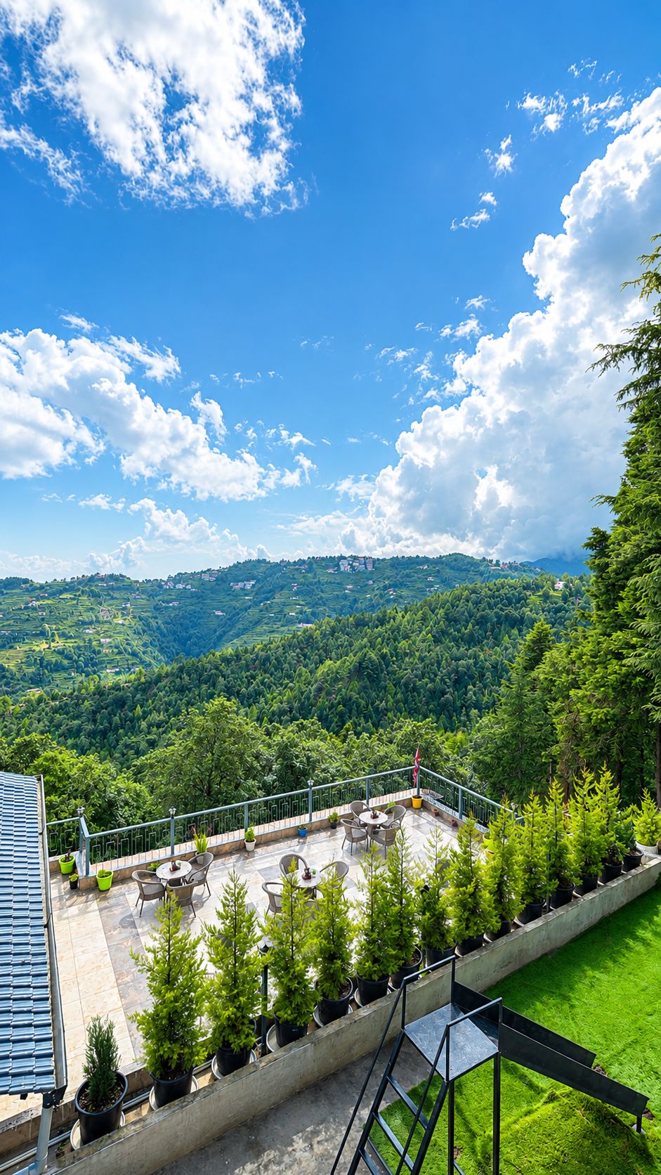 Una terraza con mobiliario exterior y vistas a un paisaje montañoso.