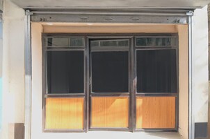 Una ventana con tres vidrios, cada uno con un panel de madera en la parte inferior.