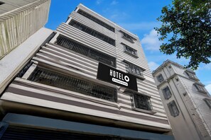 Edificio de hotel con un letrero que indica servicio para empresas.