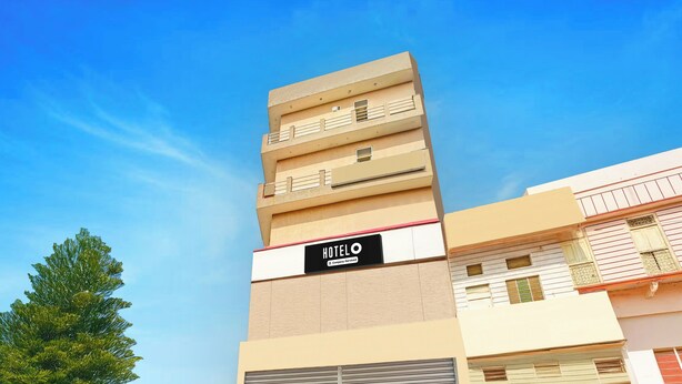 Un hotel con un cartel que indica que ofrece servicios para empresas.