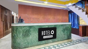 En hotellreception med en skylt som visar att den bemannas av företagets personal.