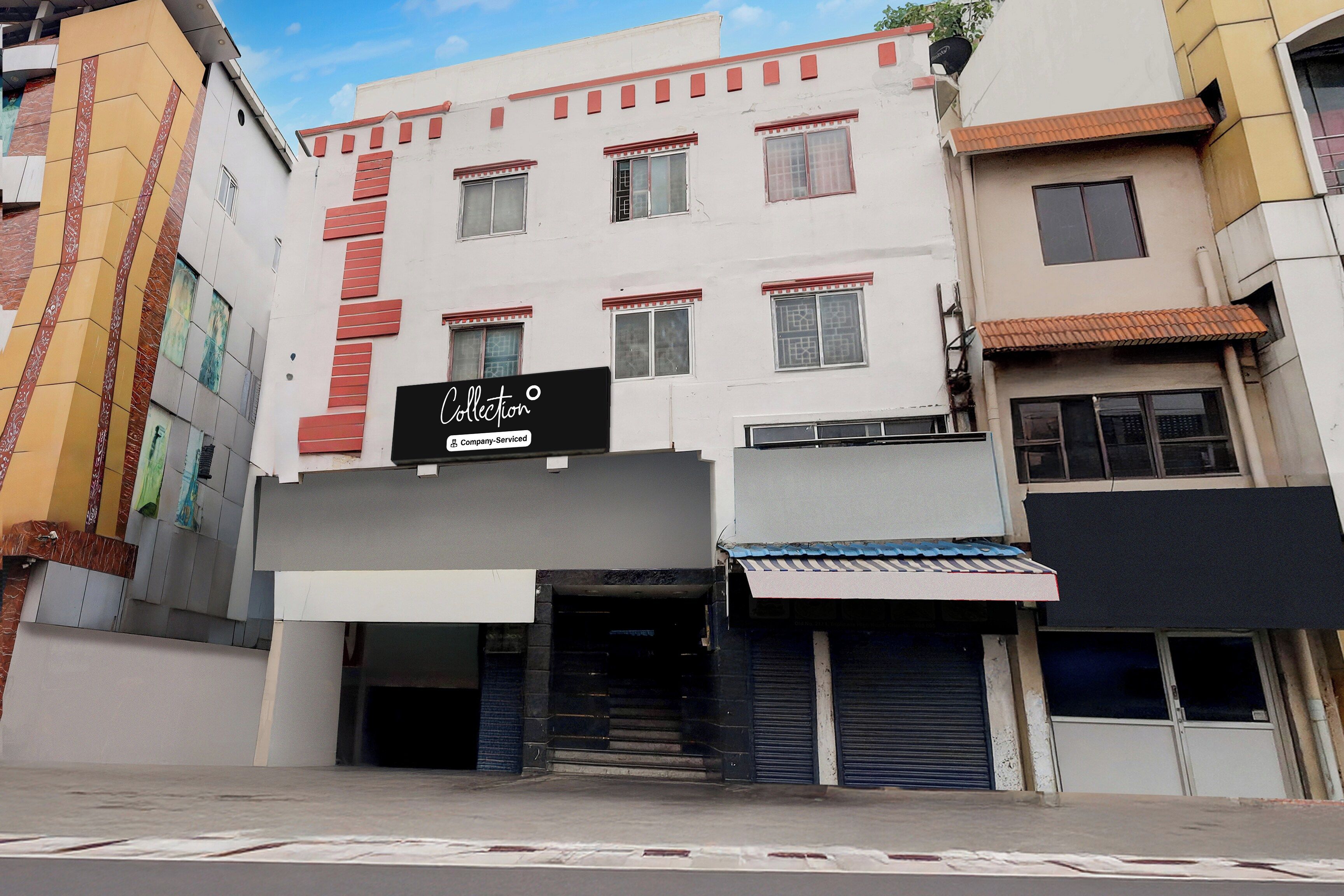Un edificio de varios pisos con una fachada que muestra el rótulo 'Collection Company-Serviced'.