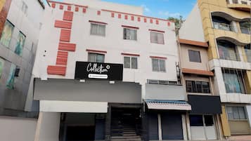 Um edifício de vários andares com uma fachada onde se lê 'Collection Company-Serviced'.