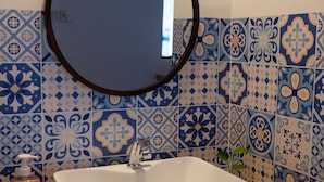 Kamar Double Comfort | Kamar mandi | Shower, perlengkapan mandi gratis, pengering rambut, dan sandal