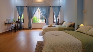 Kamar Quadruple Keluarga, pemandangan kebun | Meja kerja, ruang kerja ramah laptop, dan setrika/meja setrika