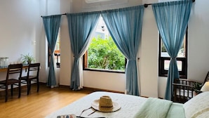 Kamar Quadruple Keluarga, pemandangan kebun | Meja kerja, ruang kerja ramah laptop, dan setrika/meja setrika