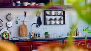 Lemari es di ruangan bersama dan microwave di ruangan umum