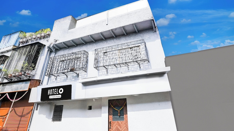 Hotel O Khar East Near Railway Station