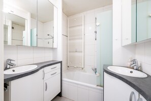 A modern bathroom with two sinks, a shower, and a bathtub. - Apartment in Zeedijk With Sea View Terrace (Blankenberge)