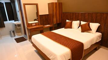 Deluxe Room | Desk, laptop workspace, free WiFi