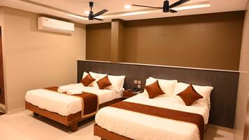 Family Room | Desk, laptop workspace, free WiFi