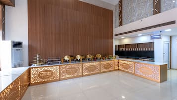 Un espace d’accueil moderne avec un mur revêtu de panneaux en bois, un comptoir d’accueil agrémenté d’éléments décoratifs et une grande horloge murale.