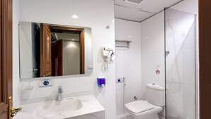 Shower, towels, soap, shampoo - ADDRESS AJYAD HOTEL (makkah)