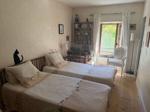 A room with two beds, a bookshelf, a desk, and a chair. - Bed and Breakfast 'Chambres Les Chats' with Mountain View, Shared Garden and Wi-Fi (Châteaudouble)