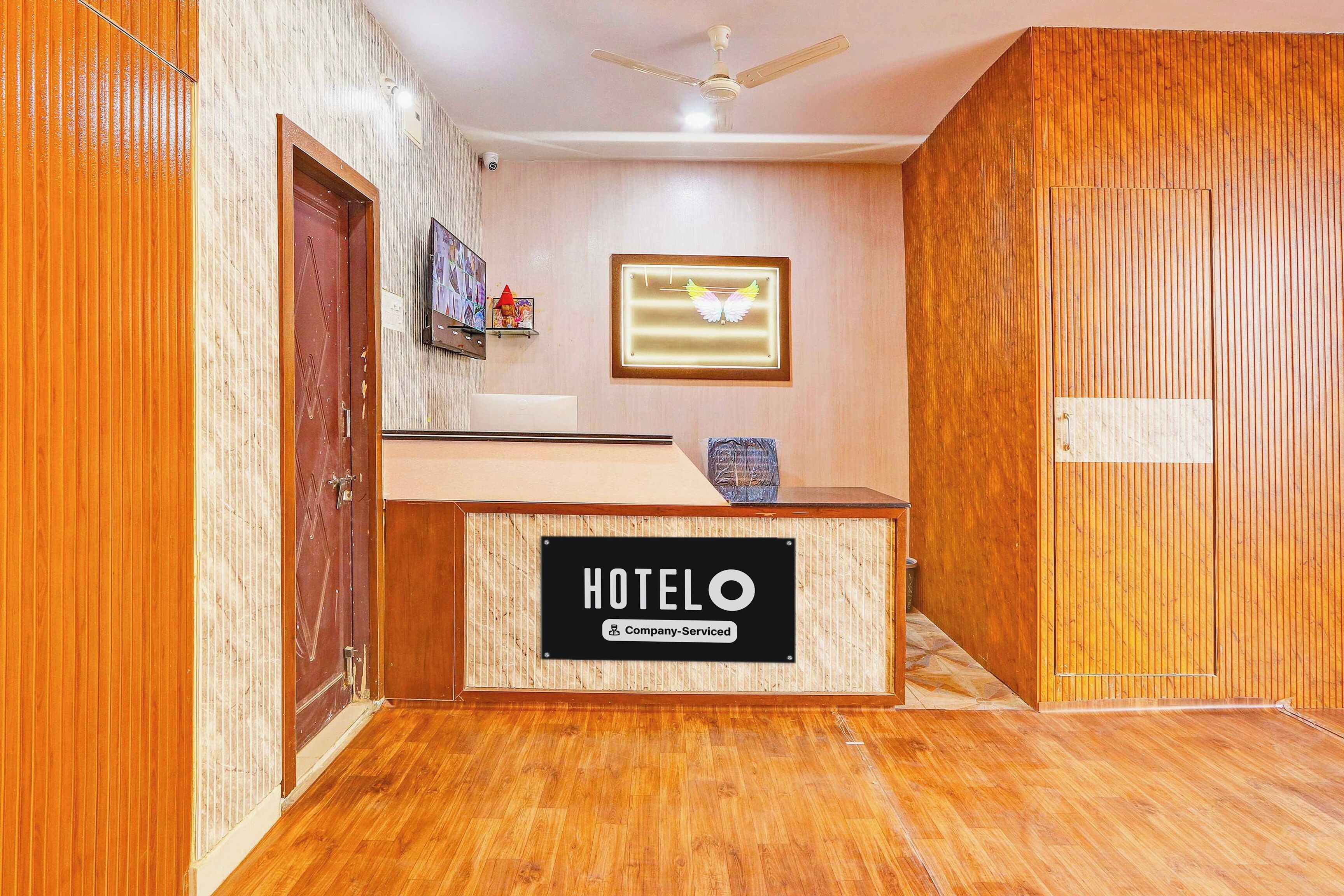 Balcão de recepção de hotel com aviso indicando serviço para empresa.