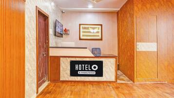 Una recepción de hotel con un letrero que indica servicio corporativo.