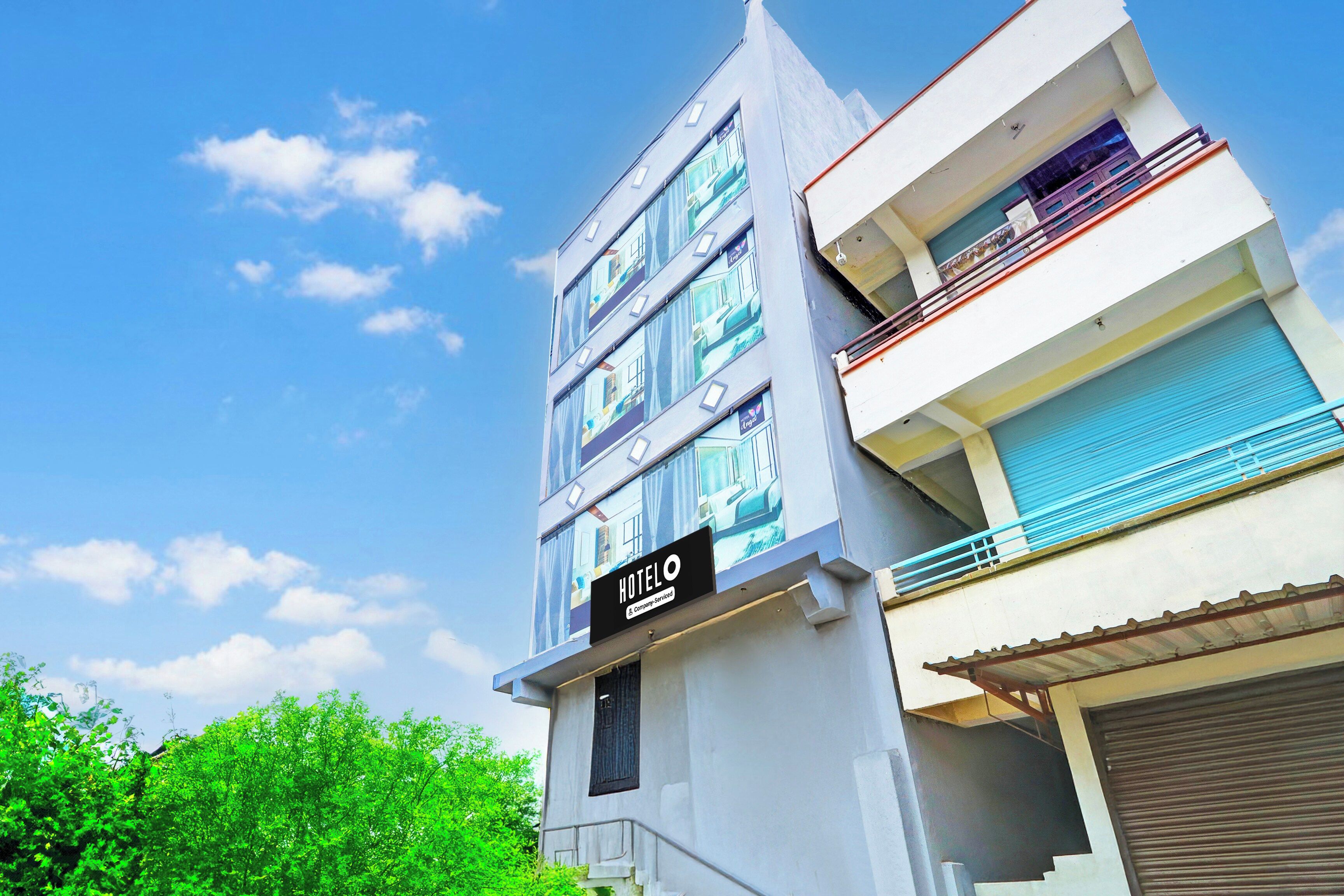 A multi-story hotel with a sign indicating it is company-serviced.