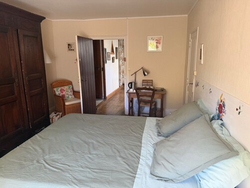 Bed and Breakfast 'Chambre Coquelicot' with Mountain View, Shared Garden and Wi-Fi