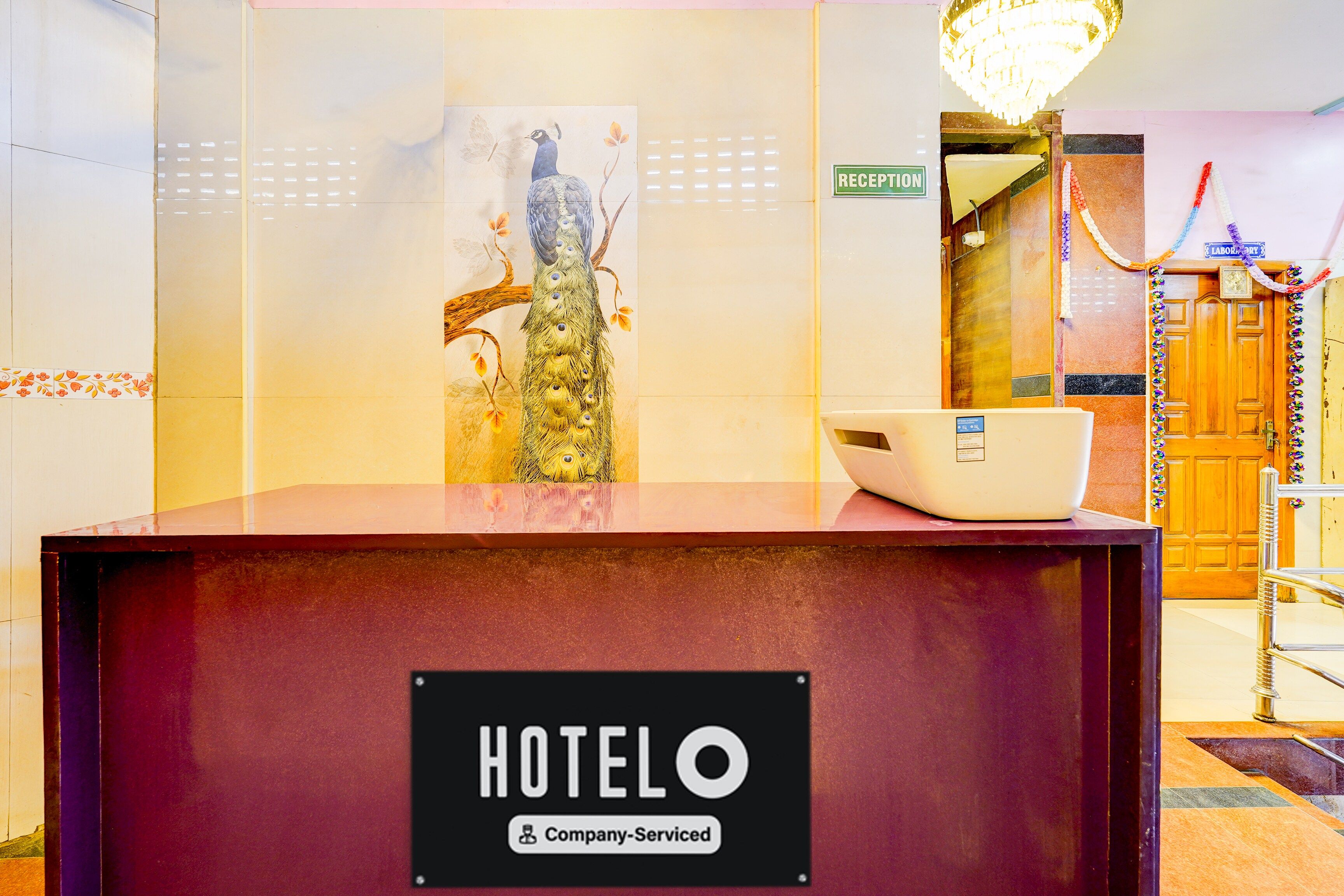 En receptionsdisk med en skylt som visar texten ”HOTEL” och ”Företagstjänster”.