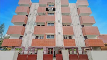 Un edificio de hotel de varios pisos con un letrero que indica que ofrece servicios de empresa.