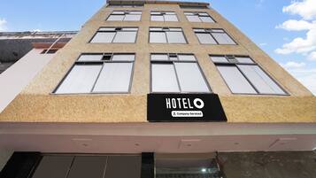 Un edificio de hotel con un cartel que indica que ofrece servicios para empleados.