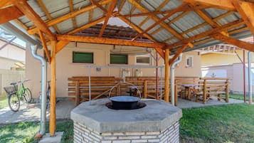 Standard House, 4 Bedrooms, 2 Bathrooms (Villa Toldi Miklos) | Outdoor dining