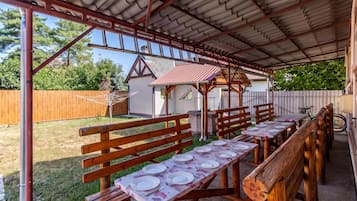 Standard House, 4 Bedrooms, 2 Bathrooms (Villa Toldi Miklos) | Outdoor dining
