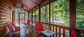 Mountain Hideaway, Downtown, Hot tub, Fenced yard!