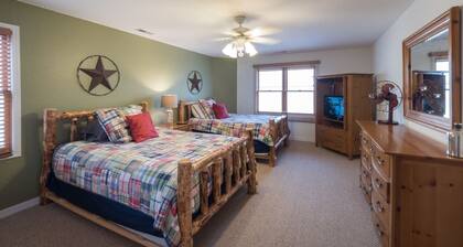 Mountain Hideaway, Downtown, Hot tub, Fenced yard!