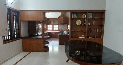 A Five Bedroom Apartment With Traditional Look and Beautyfull Grden.