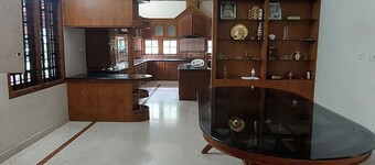 A Five Bedroom Apartment With Traditional Look and Beautyfull Grden.