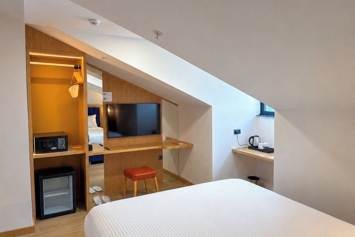 Deluxe Loft, City View | Desk, iron/ironing board, free WiFi