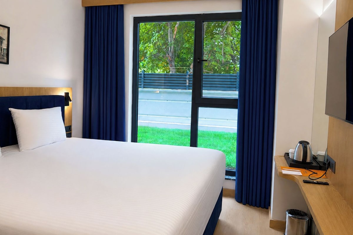 Superior Double Room, City View | Desk, iron/ironing board, free WiFi