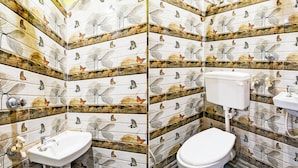 Een badkamer met patroon betegelde vloertegels, een wastafel en een toilet.